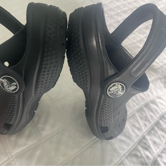 CROCS Toddler Black Clogs Size 6-8 - Picture 5 of 6